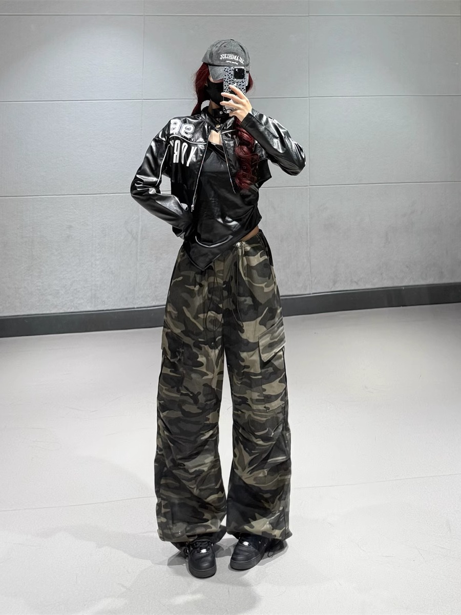 Hip-Hop Dance Set for Women - Ultra-Short Leather Jacket & High-Waisted Camouflage Cargo Pants - Trendy Streetwear Outfit Hip-Hop Dance Set for Women - Ultra-Short Leather Jacket & High-Waisted Camouflage Cargo Pants - Trendy Streetwear Outfit