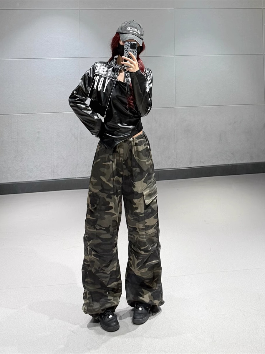 Hip-Hop Dance Set for Women - Ultra-Short Leather Jacket & High-Waisted Camouflage Cargo Pants - Trendy Streetwear Outfit Hip-Hop Dance Set for Women - Ultra-Short Leather Jacket & High-Waisted Camouflage Cargo Pants - Trendy Streetwear Outfit
