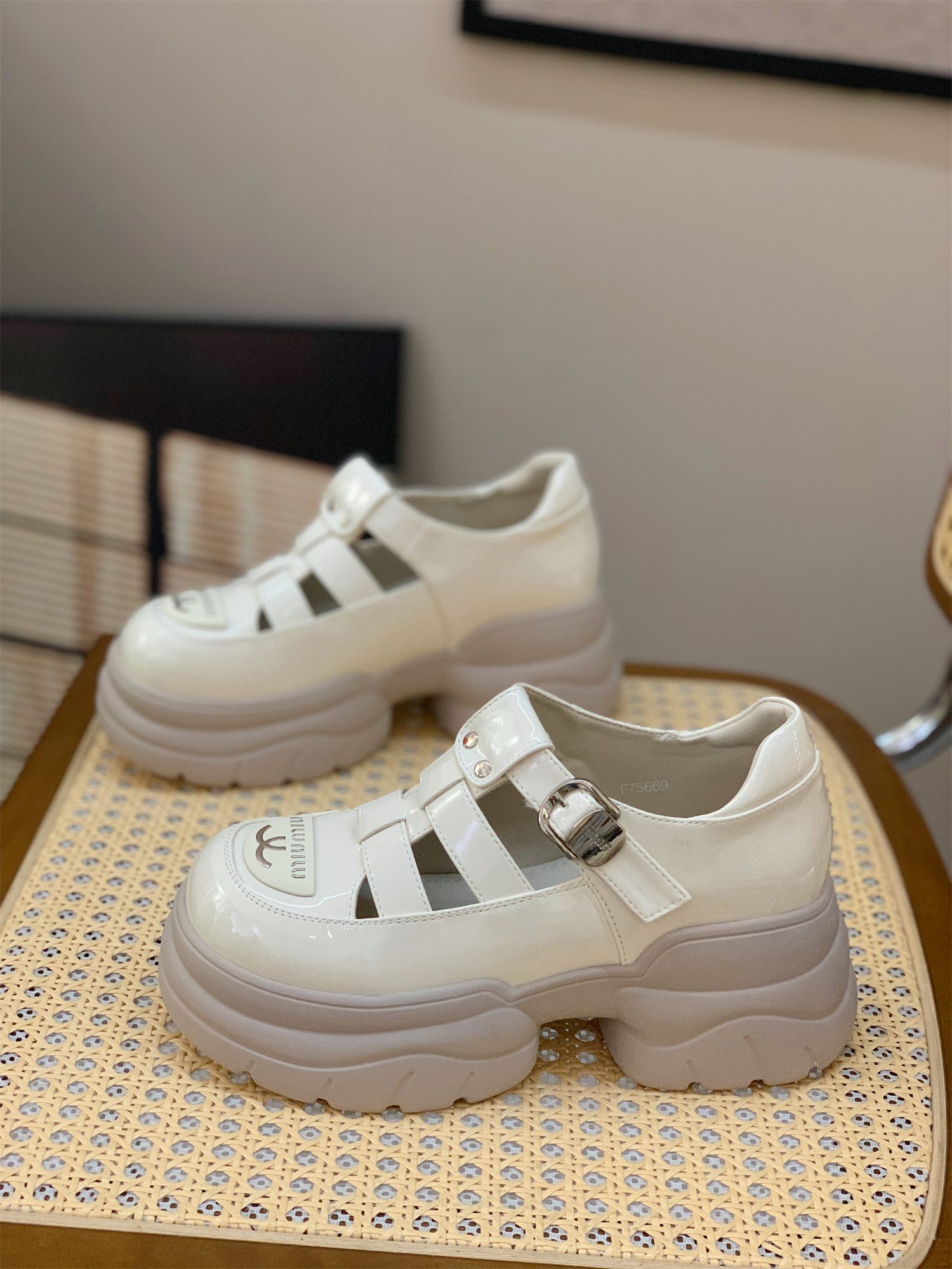Hollow Breathable Roman Sandals for Women, Height Increasing Slimming Design, British Style Pig Cage Shoes, Summer 2025 Fashion Hollow Breathable Roman Sandals for Women, Height Increasing Slimming Design, British Style Pig Cage Shoes, Summer 2025 Fashion