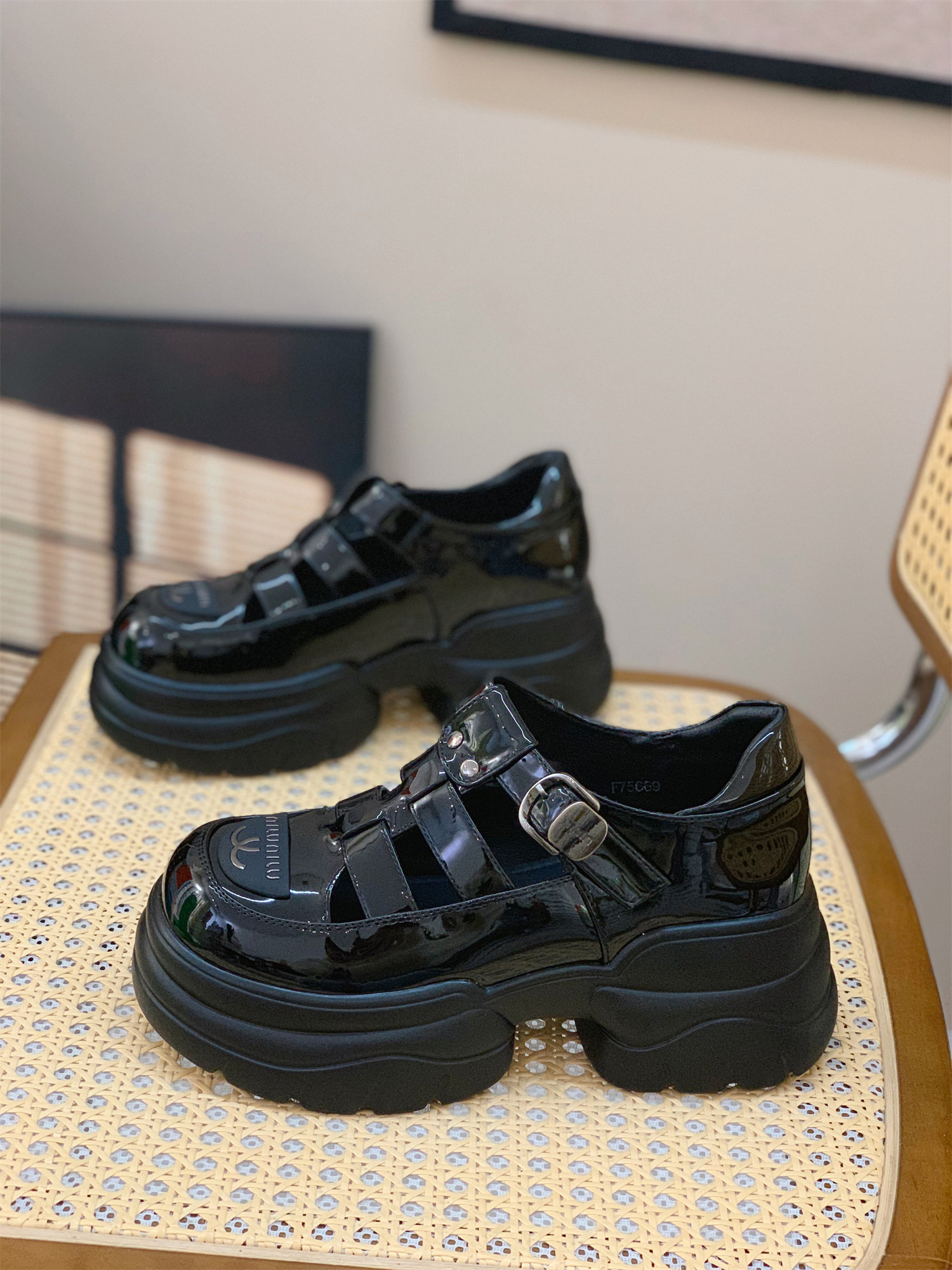 Hollow Breathable Roman Sandals for Women, Height Increasing Slimming Design, British Style Pig Cage Shoes, Summer 2025 Fashion