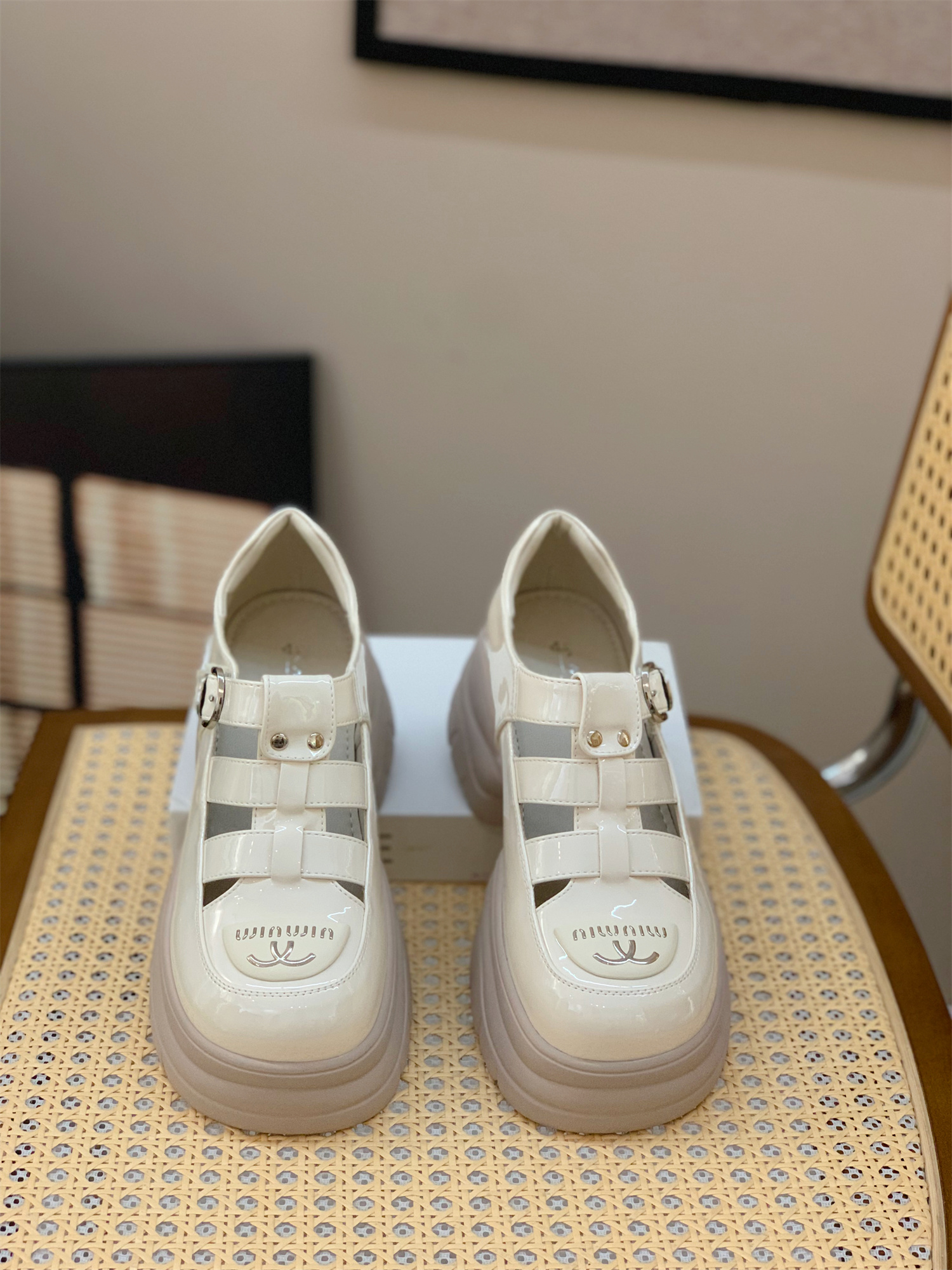 Hollow Breathable Roman Sandals for Women, Height Increasing Slimming Design, British Style Pig Cage Shoes, Summer 2025 Fashion Hollow Breathable Roman Sandals for Women, Height Increasing Slimming Design, British Style Pig Cage Shoes, Summer 2025 Fashion