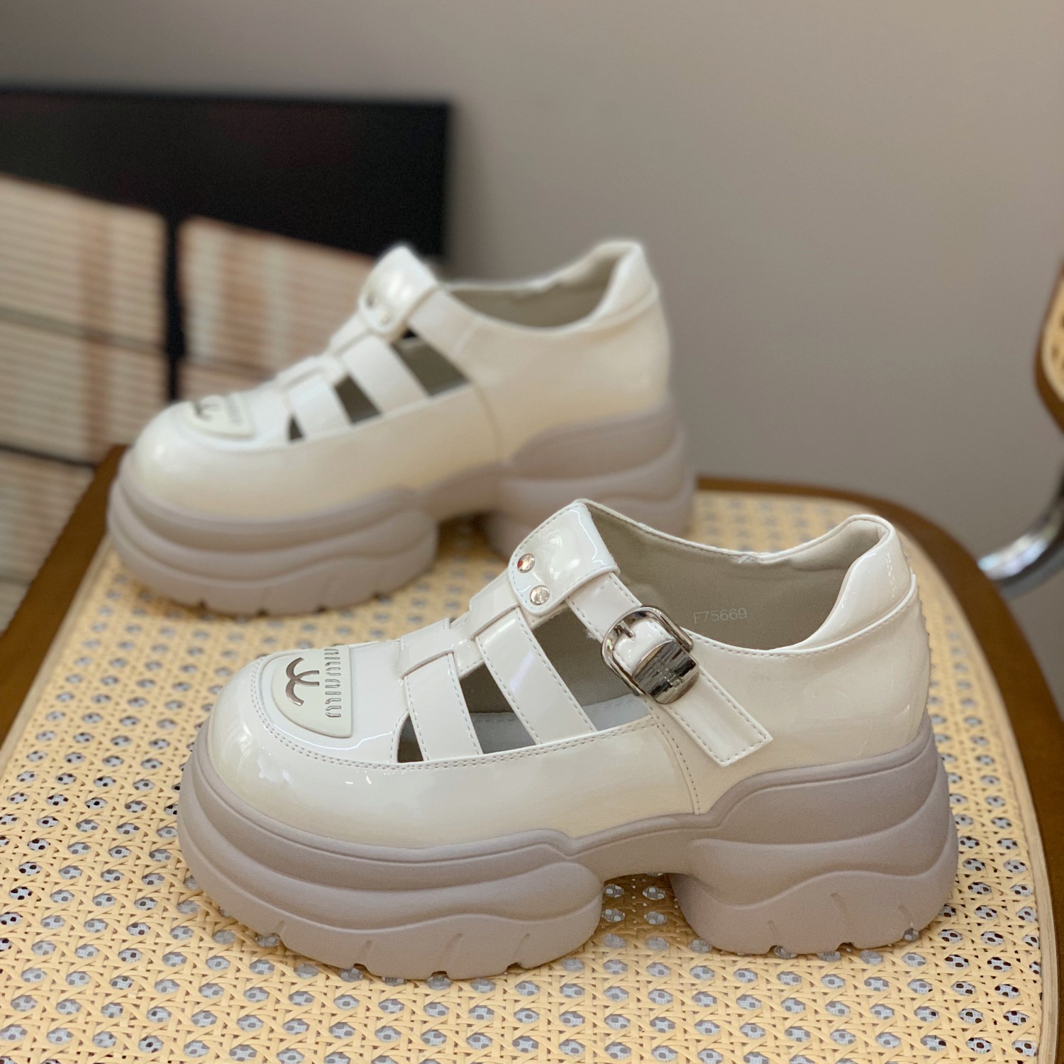 Hollow Breathable Roman Sandals for Women, Height Increasing Slimming Design, British Style Pig Cage Shoes, Summer 2025 Fashion Hollow Breathable Roman Sandals for Women, Height Increasing Slimming Design, British Style Pig Cage Shoes, Summer 2025 Fashion