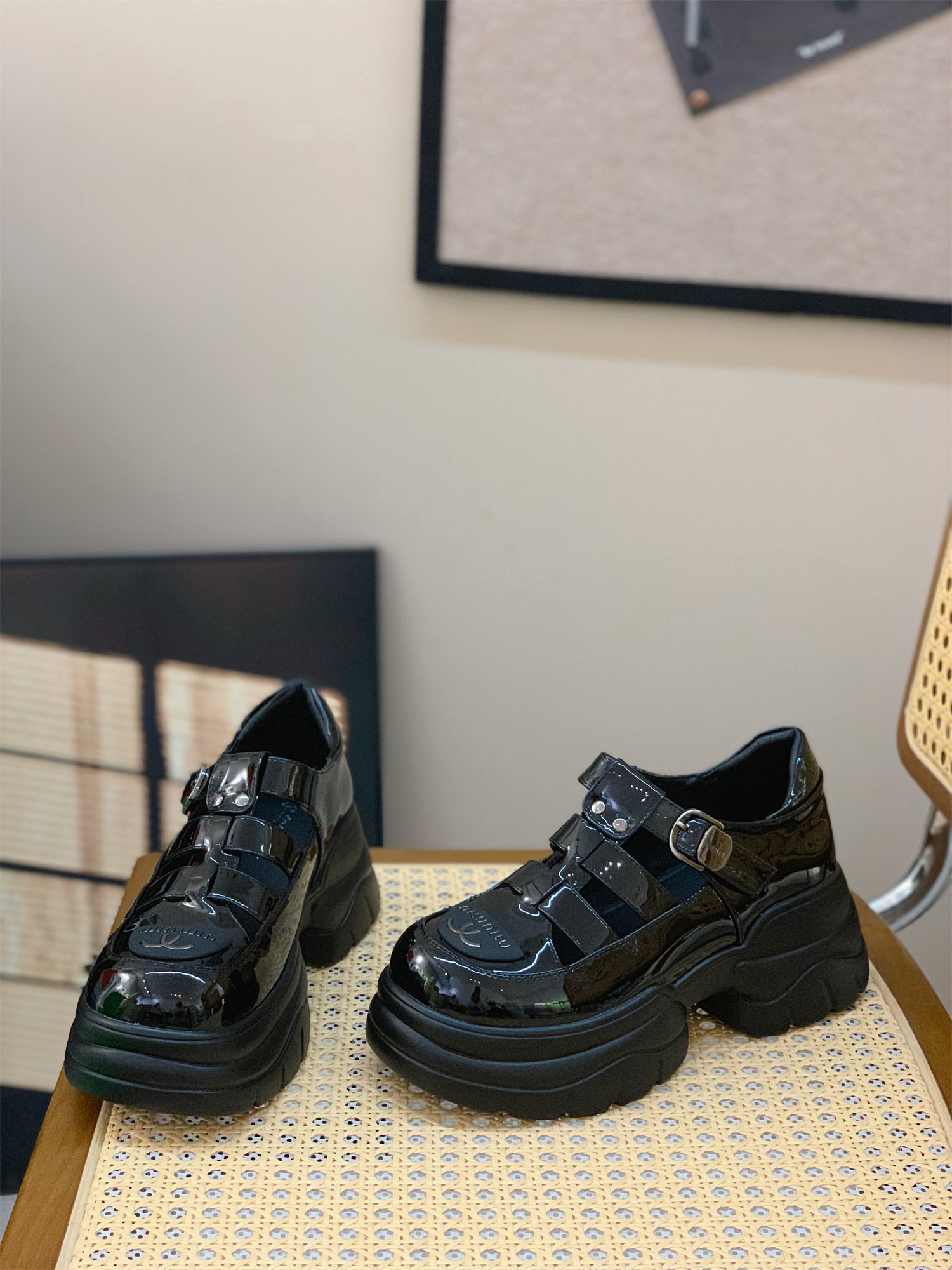 Hollow Breathable Roman Sandals for Women, Height Increasing Slimming Design, British Style Pig Cage Shoes, Summer 2025 Fashion Hollow Breathable Roman Sandals for Women, Height Increasing Slimming Design, British Style Pig Cage Shoes, Summer 2025 Fashion