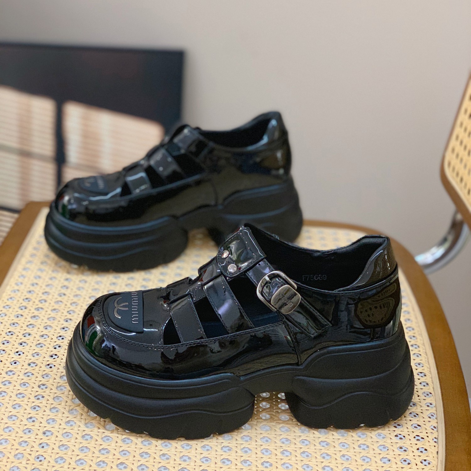 Hollow Breathable Roman Sandals for Women, Height Increasing Slimming Design, British Style Pig Cage Shoes, Summer 2025 Fashion