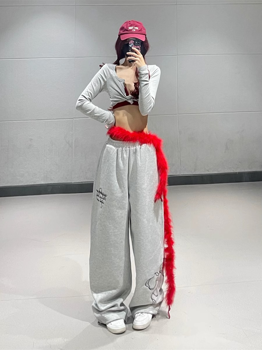 K-pop Dance Outfit for Women: Short Cardigan & Light Gray Graffiti Print Straight-Leg Sweatpants - Casual Sportswear Set K-pop Dance Outfit for Women: Short Cardigan & Light Gray Graffiti Print Straight-Leg Sweatpants - Casual Sportswear Set