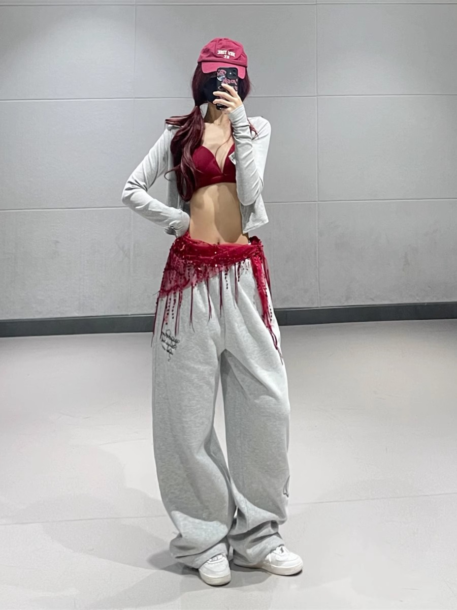 K-pop Dance Outfit for Women: Short Cardigan & Light Gray Graffiti Print Straight-Leg Sweatpants - Casual Sportswear Set K-pop Dance Outfit for Women: Short Cardigan & Light Gray Graffiti Print Straight-Leg Sweatpants - Casual Sportswear Set