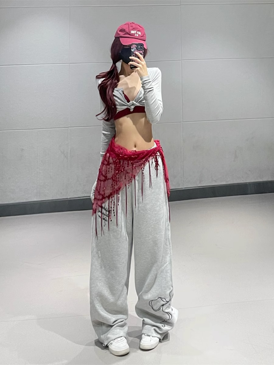 K-pop Dance Outfit for Women: Short Cardigan & Light Gray Graffiti Print Straight-Leg Sweatpants - Casual Sportswear Set K-pop Dance Outfit for Women: Short Cardigan & Light Gray Graffiti Print Straight-Leg Sweatpants - Casual Sportswear Set