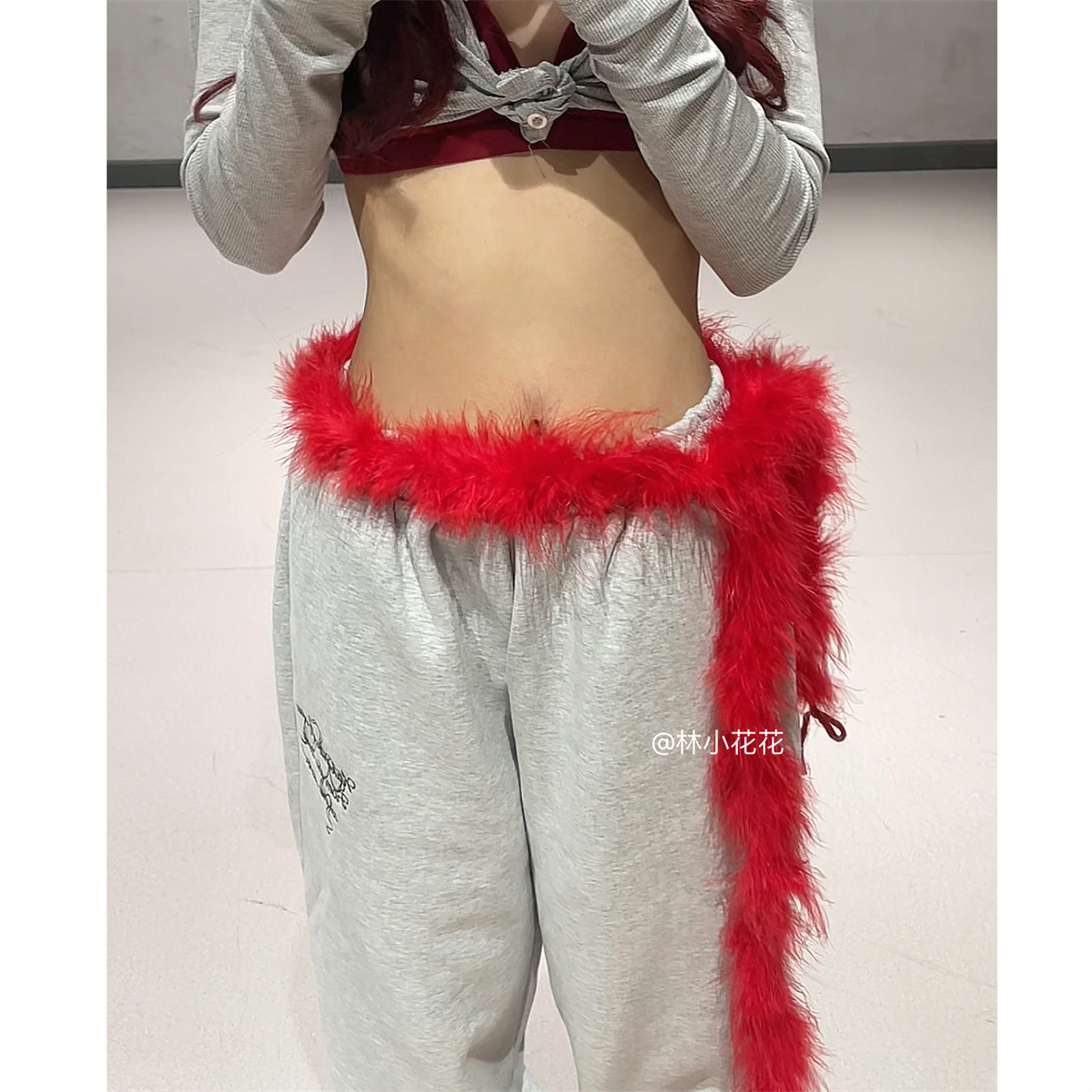 K-pop Dance Outfit for Women: Short Cardigan & Light Gray Graffiti Print Straight-Leg Sweatpants - Casual Sportswear Set K-pop Dance Outfit for Women: Short Cardigan & Light Gray Graffiti Print Straight-Leg Sweatpants - Casual Sportswear Set