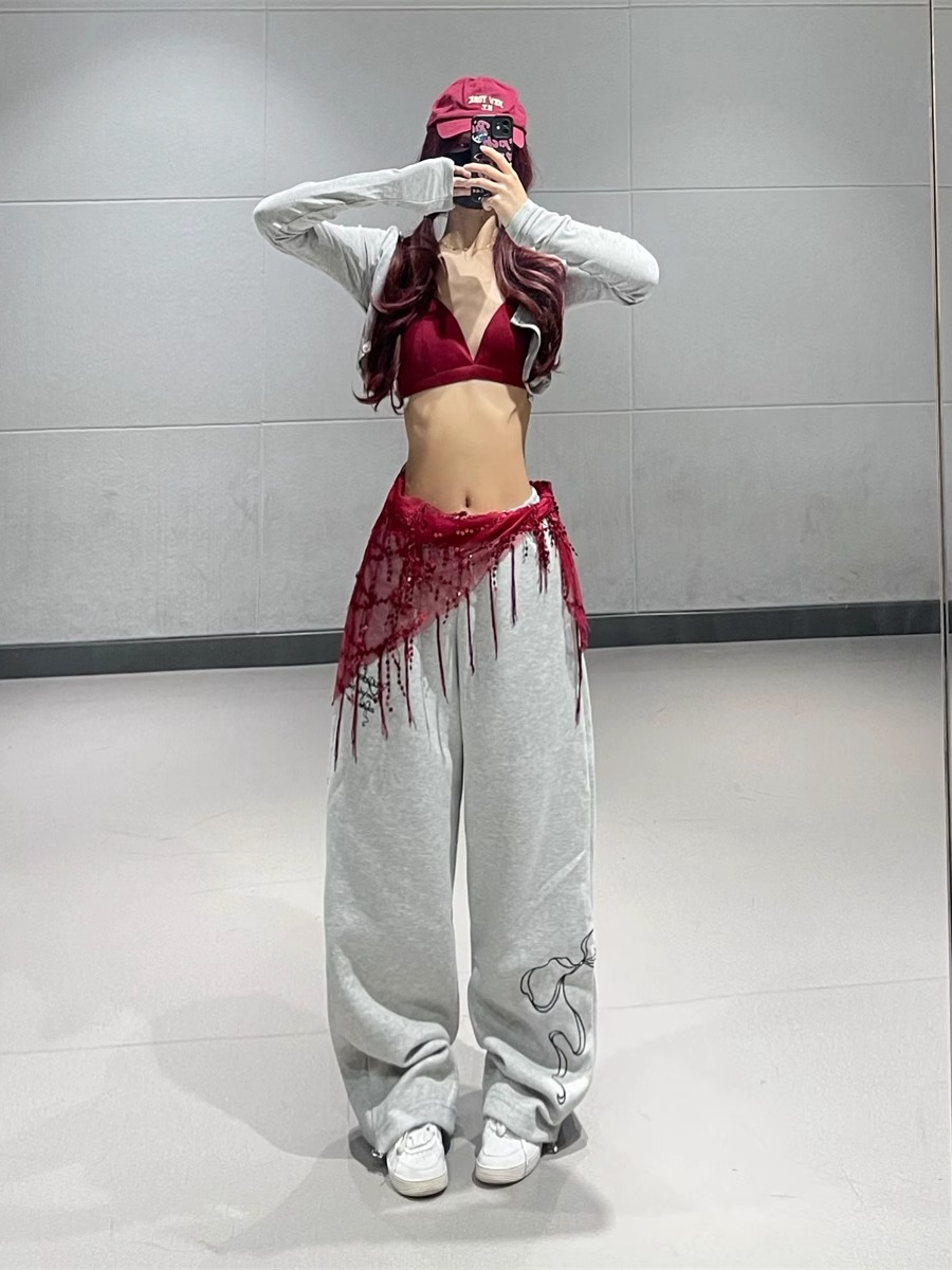 K-pop Dance Outfit for Women: Short Cardigan & Light Gray Graffiti Print Straight-Leg Sweatpants - Casual Sportswear Set K-pop Dance Outfit for Women: Short Cardigan & Light Gray Graffiti Print Straight-Leg Sweatpants - Casual Sportswear Set