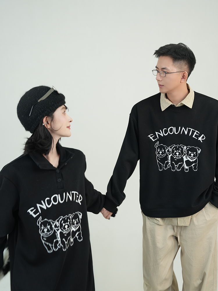 Korean Style Black Printed Fleece Sweatshirt for Men and Women, Versatile Loose Round Neck Pullover, Long Sleeve Autumn Winter Top Korean Style Black Printed Fleece Sweatshirt for Men and Women, Versatile Loose Round Neck Pullover, Long Sleeve Autumn Winter Top