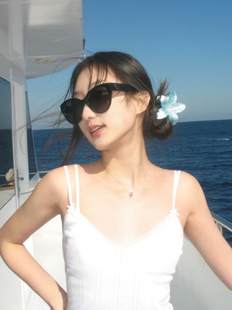 Korean-Style Cat-Eye Sunglasses for Women, Trendy Large Frame, Flattering for Round & Square Faces, Perfect for Beach Travel, 2025 Model Korean-Style Cat-Eye Sunglasses for Women, Trendy Large Frame, Flattering for Round & Square Faces, Perfect for Beach Travel, 2025 Model