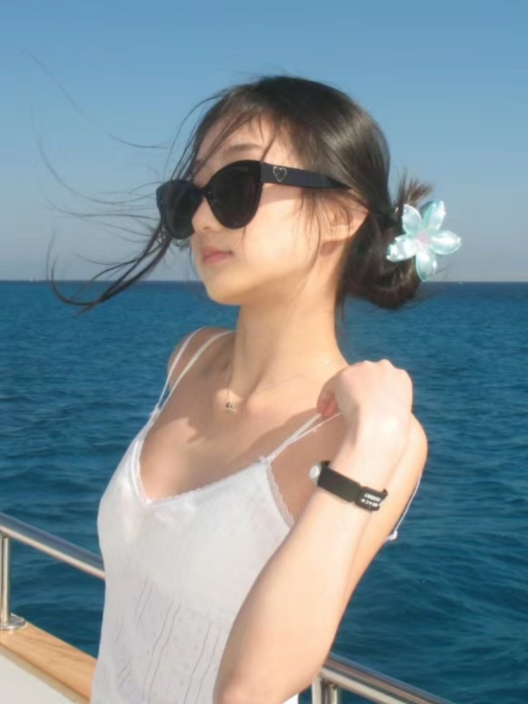 Korean-Style Cat-Eye Sunglasses for Women, Trendy Large Frame, Flattering for Round & Square Faces, Perfect for Beach Travel, 2025 Model Korean-Style Cat-Eye Sunglasses for Women, Trendy Large Frame, Flattering for Round & Square Faces, Perfect for Beach Travel, 2025 Model