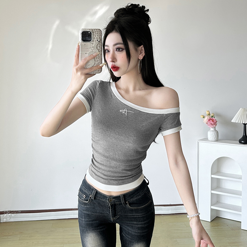 Korean-Style Color-Blocking Off-Shoulder Slim-Fit Crop Top with Meteor Embroidery - Trendy Bagged Edge T-Shirt