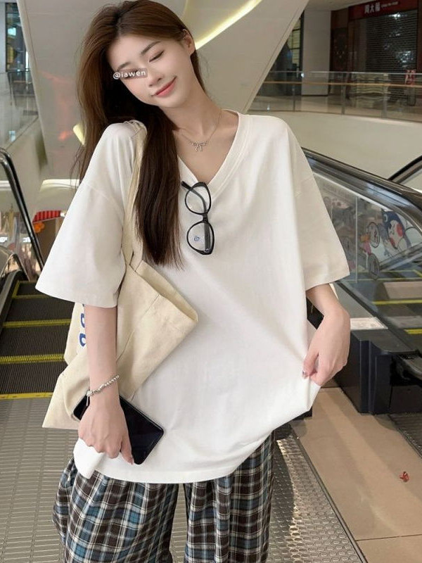 Korean Style Hip-Hop Short Sleeve V-Neck T-Shirt, Loose Fit Mid-Length Jazz Dance Practice Top for Trendy Looks Korean Style Hip-Hop Short Sleeve V-Neck T-Shirt, Loose Fit Mid-Length Jazz Dance Practice Top for Trendy Looks