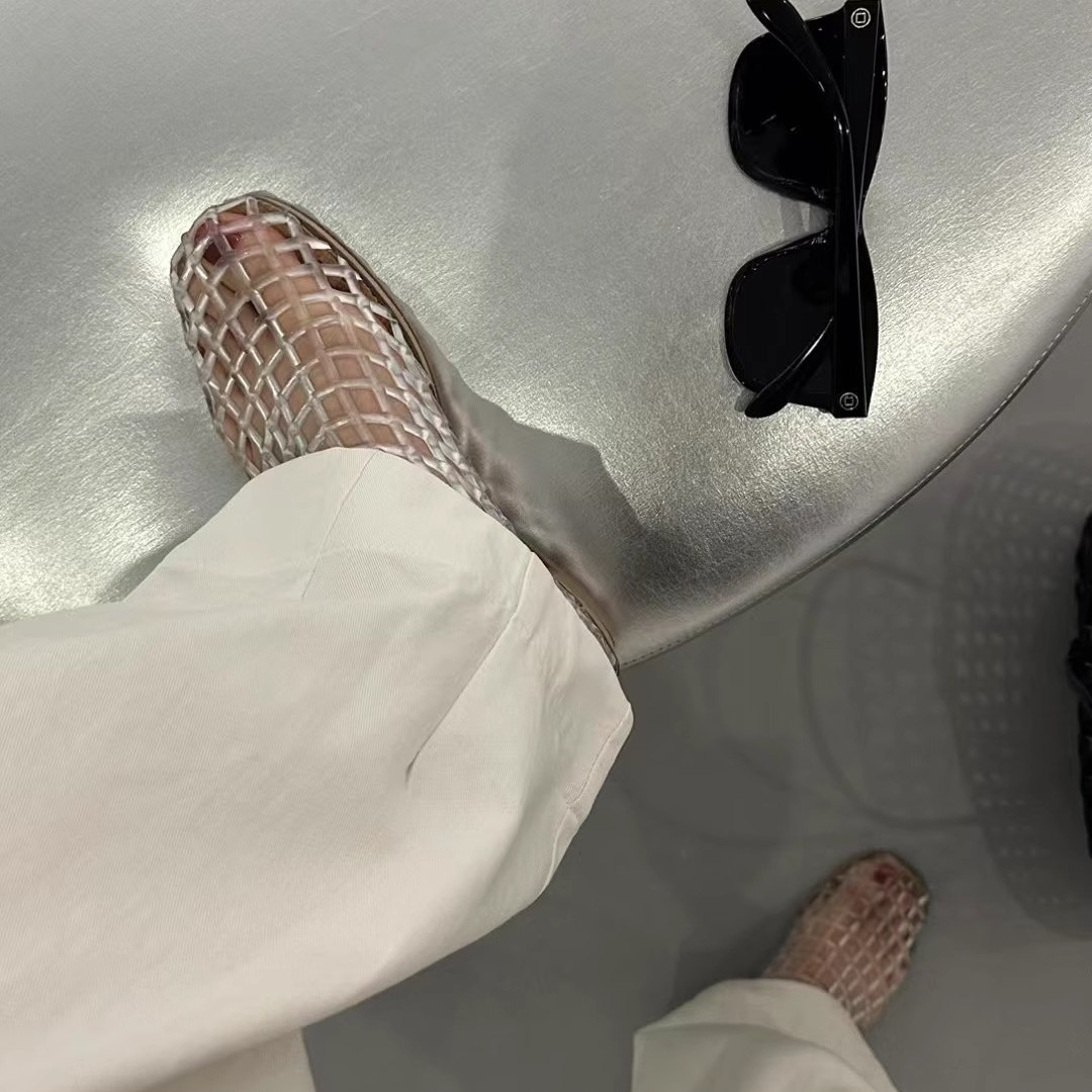 Korean Style Hollow Mesh Jelly Beach Sandals - Closed-Toe Crystal Flat Slippers for Summer Casual Wear Korean Style Hollow Mesh Jelly Beach Sandals - Closed-Toe Crystal Flat Slippers for Summer Casual Wear