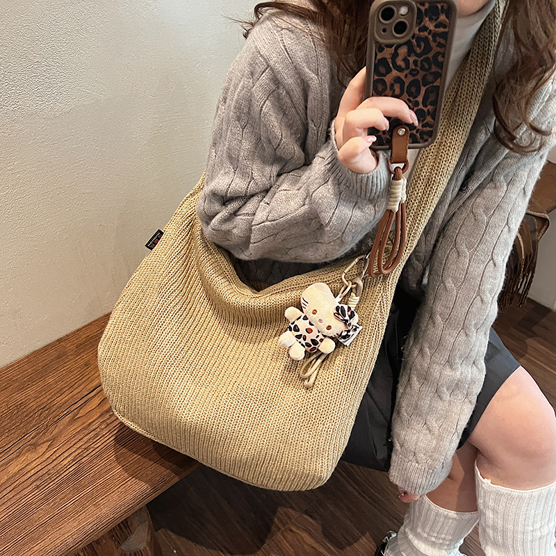 Korean-Style Knitted Crossbody Tote Bag, Large Capacity for Autumn/Winter 2024, Perfect for Class and Commuting Korean-Style Knitted Crossbody Tote Bag, Large Capacity for Autumn/Winter 2024, Perfect for Class and Commuting