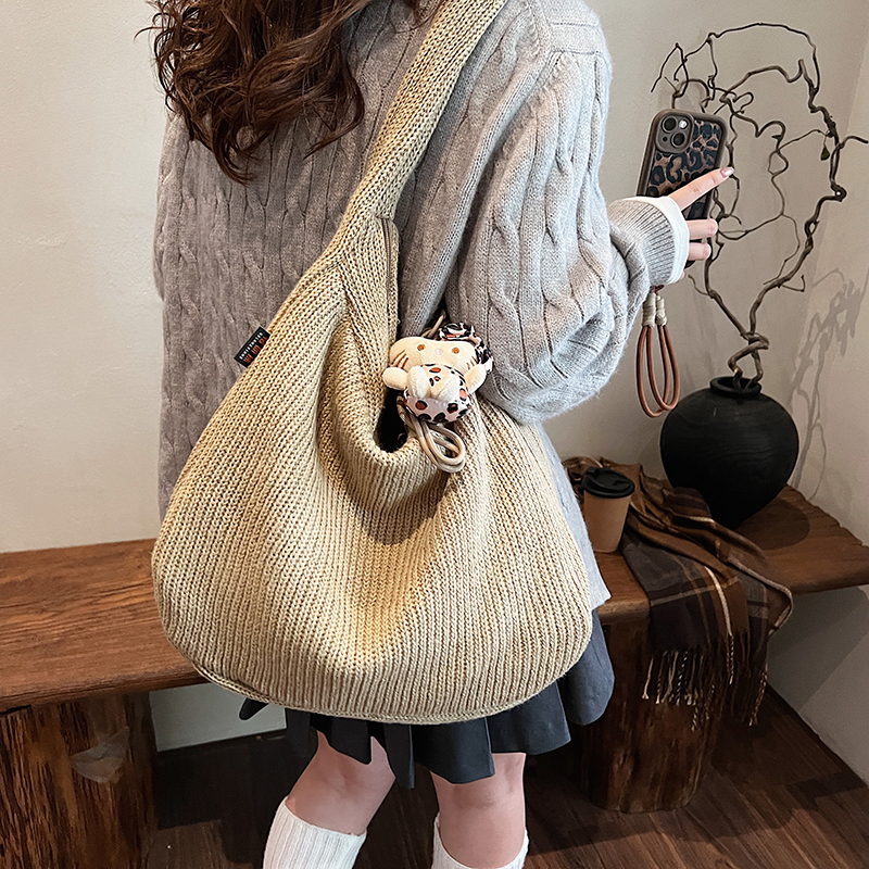 Korean-Style Knitted Crossbody Tote Bag, Large Capacity for Autumn/Winter 2024, Perfect for Class and Commuting