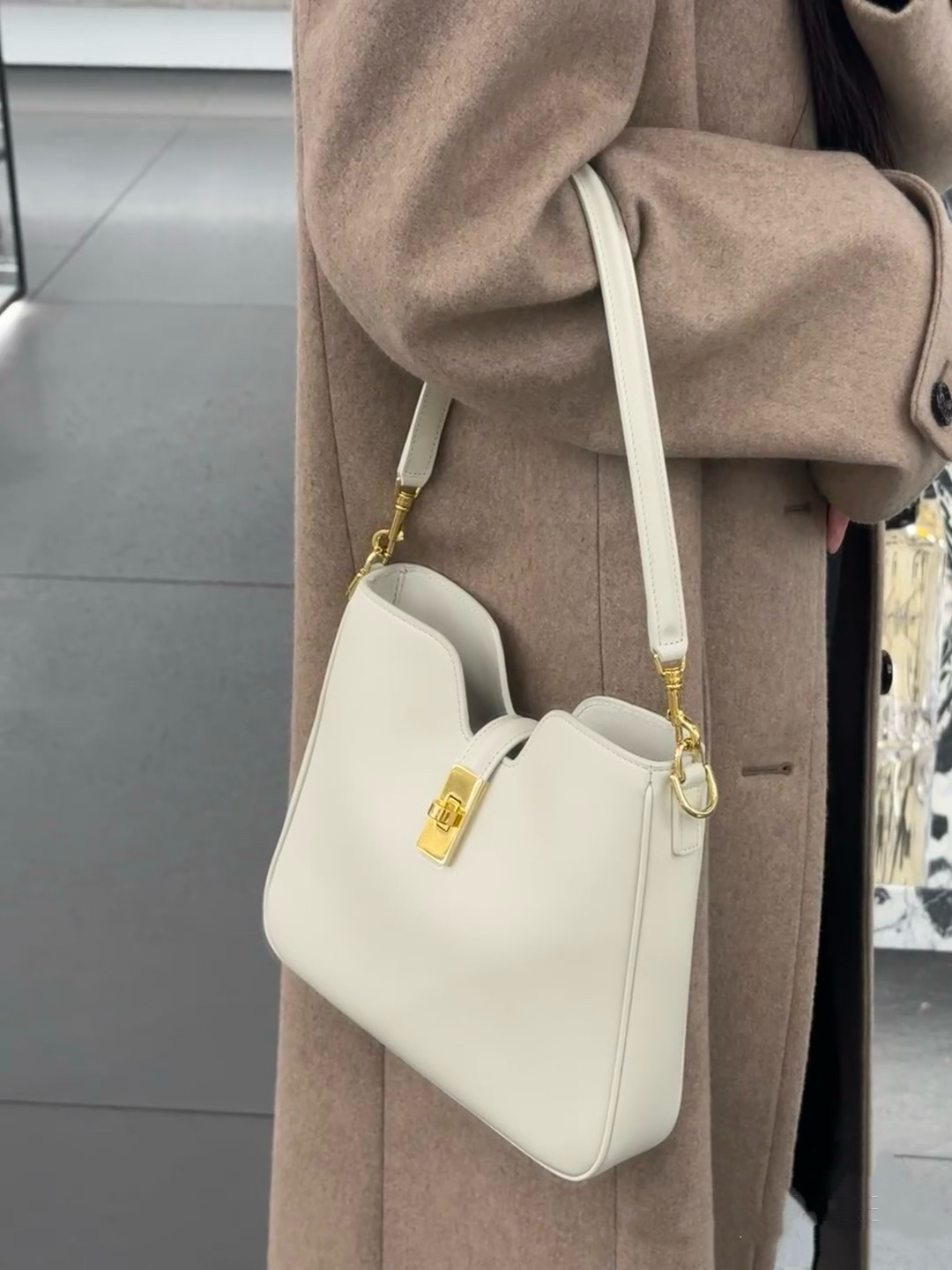 Korean-Style Light Luxury Bucket Bag with Lock Buckle, Women's Crossbody Shoulder Bag for Commuting, Niche Design 2025
