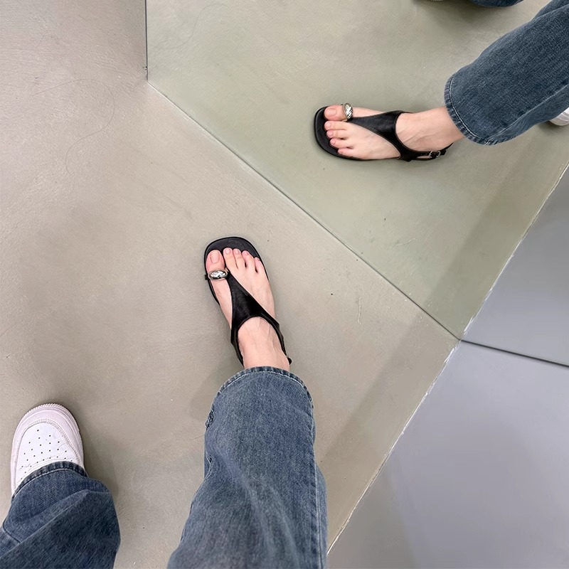 Korean Style Minimalist Thin Strap Flip-Flop Sandals for Women - Casual Open-Toe Beach Roman Sandals for Vacation Korean Style Minimalist Thin Strap Flip-Flop Sandals for Women - Casual Open-Toe Beach Roman Sandals for Vacation