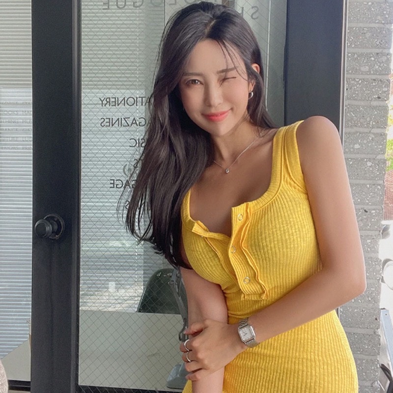 Korean Style One-Button Fitted Vest Dress for Women, Bodycon Skirt, Sexy Feminine Fit, Ideal for Showcasing Curves Korean Style One-Button Fitted Vest Dress for Women, Bodycon Skirt, Sexy Feminine Fit, Ideal for Showcasing Curves