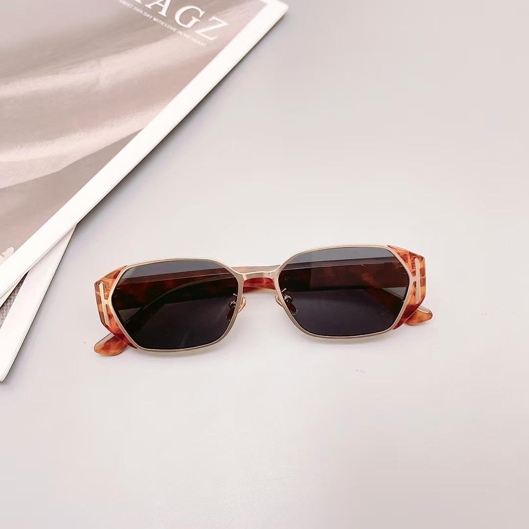 Korean-Style Retro Small Ice Cube Sunglasses for Women - Square Frame, Flattering for Round Faces, Fashionable UV Protection Eyewear Korean-Style Retro Small Ice Cube Sunglasses for Women - Square Frame, Flattering for Round Faces, Fashionable UV Protection Eyewear