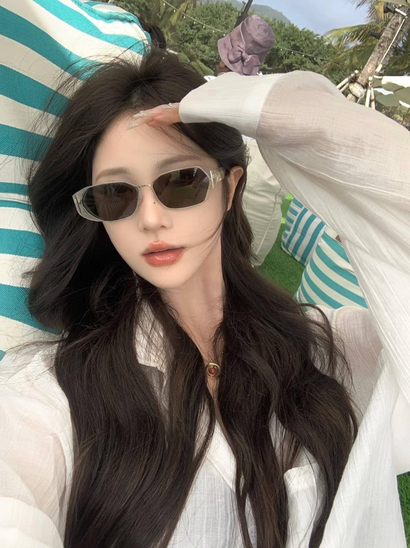 Korean-Style Retro Small Ice Cube Sunglasses for Women - Square Frame, Flattering for Round Faces, Fashionable UV Protection Eyewear Korean-Style Retro Small Ice Cube Sunglasses for Women - Square Frame, Flattering for Round Faces, Fashionable UV Protection Eyewear