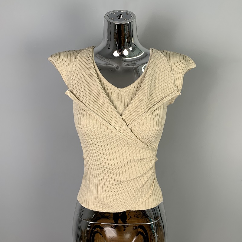 Korean Style Sexy Sleeveless Knitted T-Shirt Top - Trendy Fake Two-Piece Design for Figure-Flattering Appeal