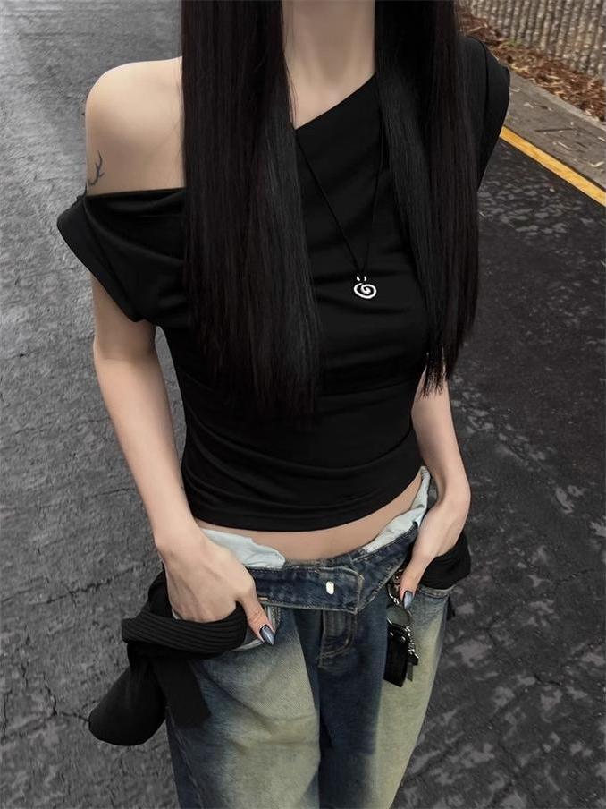 Korean Style Slim-Fitting White Basic T-Shirt for Women with Diagonal Off-Shoulder Design and Short Sleeves, Summer Versatile Top Korean Style Slim-Fitting White Basic T-Shirt for Women with Diagonal Off-Shoulder Design and Short Sleeves, Summer Versatile Top