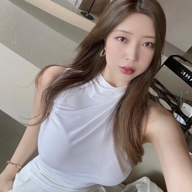 Korean Style Summer Sleeveless T-Shirt with Ruched Detail and Slim Fit for a Sexy, Flattering Look