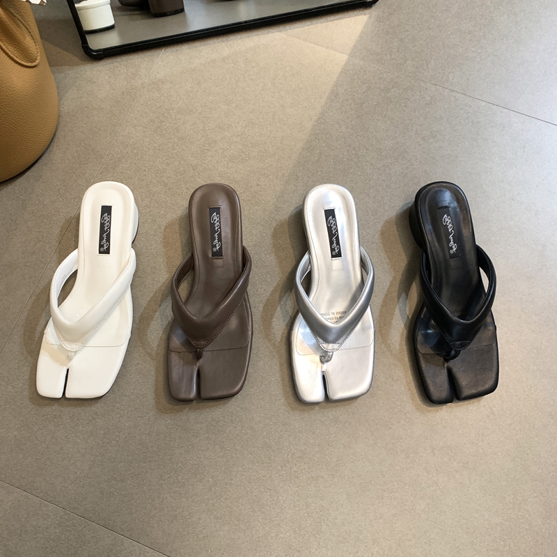 Korean Style Summer Thin Strap Black Flip-Flops for Women with Square Toe and Chunky Heel Beach Sandals