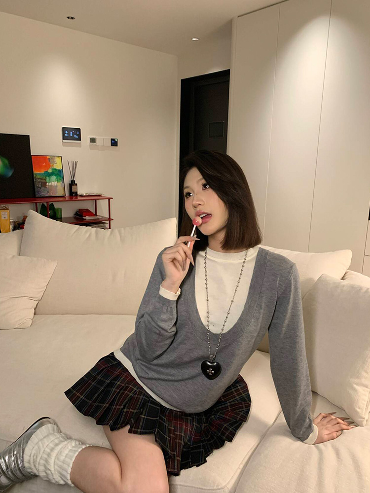 Korean Style U-Neck Knitted Two-Piece Top for Women - Flattering Loose Fit, Stylish Short Design for Casual Wear