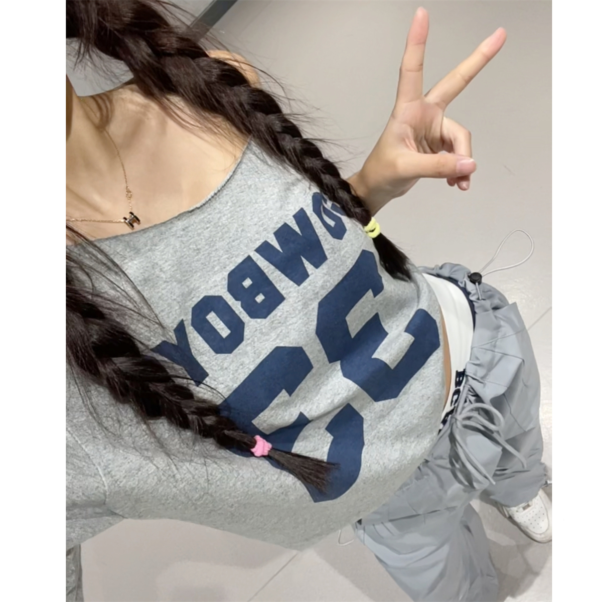 Korean Style Women's Gray Off-Shoulder Letter Short Top with Quick-Dry Cargo Sports Pants Dance Outfit