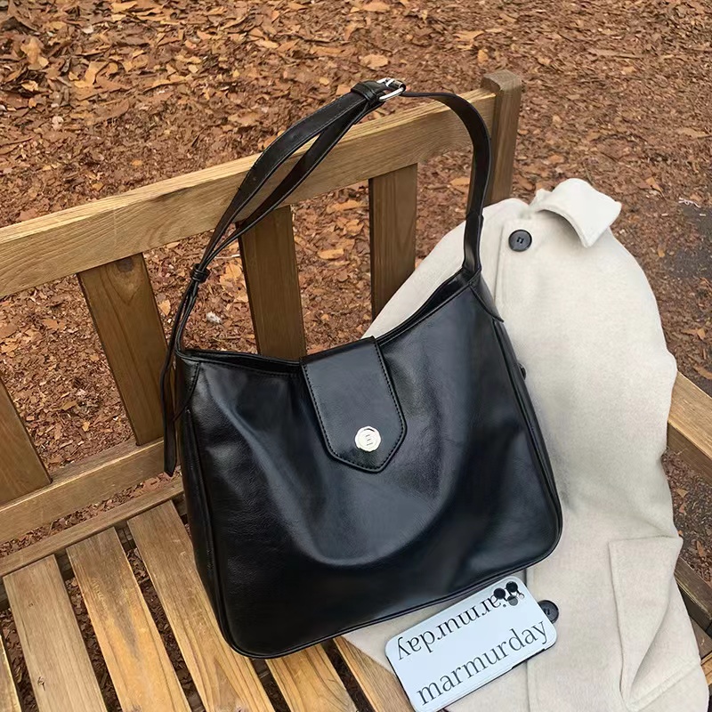 Large-Capacity Women's Tote Bag in Oil Wax Leather - Casual Solid Color Commuter Shoulder Bag - Versatile Korean Style