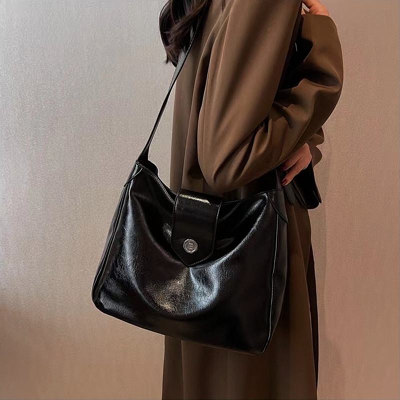 Large-Capacity Women's Tote Bag in Oil Wax Leather - Casual Solid Color Commuter Shoulder Bag - Versatile Korean Style