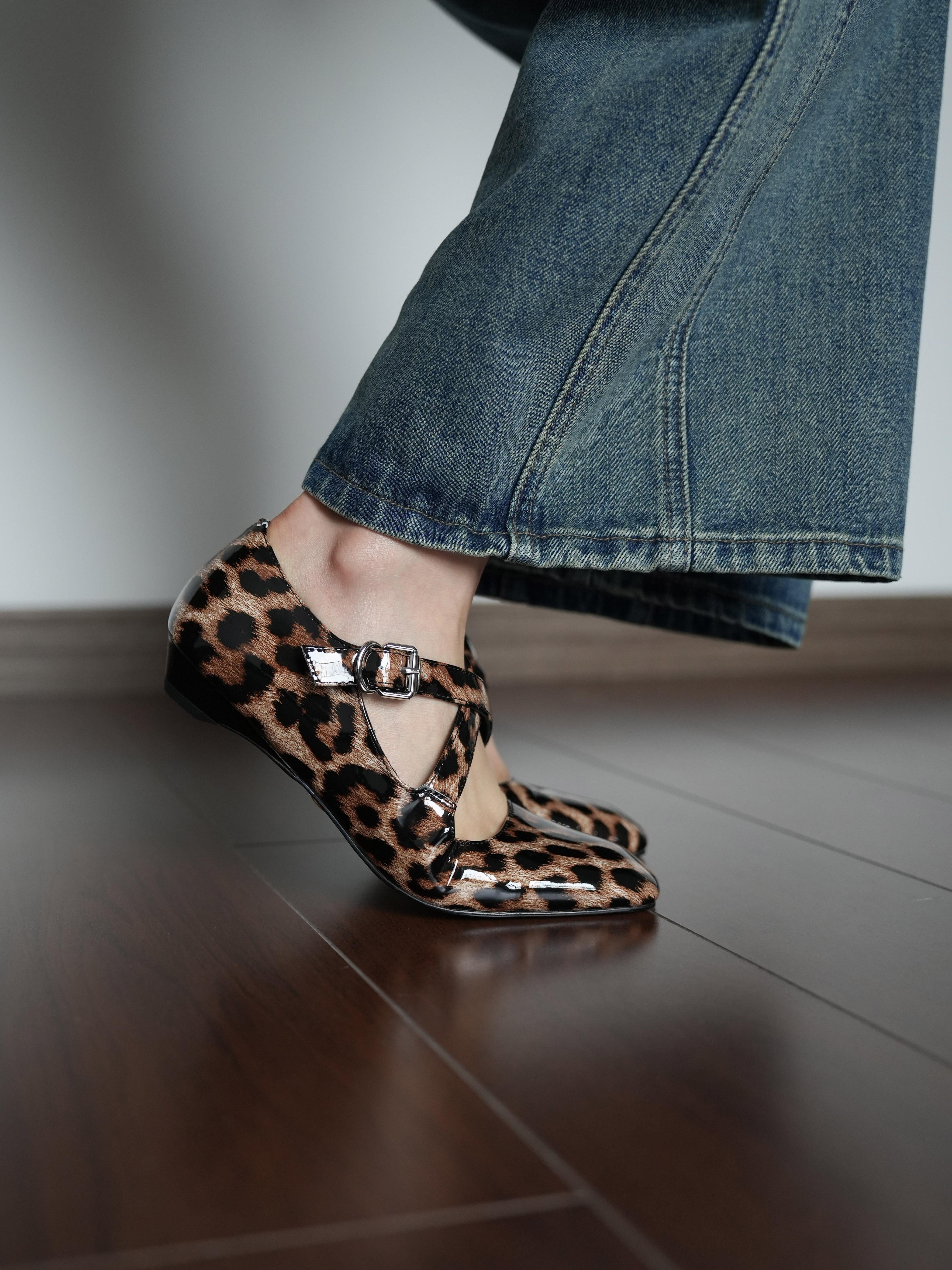 Leopard Print Mary Jane Flat Shoes for Women, Low Heel Cross Strap, Versatile Everyday Style, 2 cm, Ideal for All Seasons