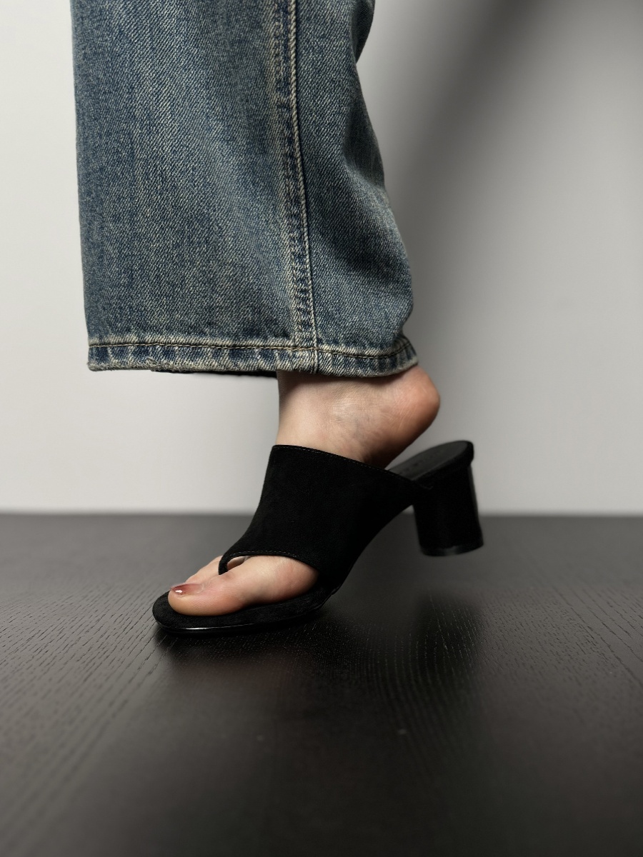 Light Luxury Chunky High-Heeled Suede Thong Flip-Flops for Women - Summer Outdoor Style Light Luxury Chunky High-Heeled Suede Thong Flip-Flops for Women - Summer Outdoor Style