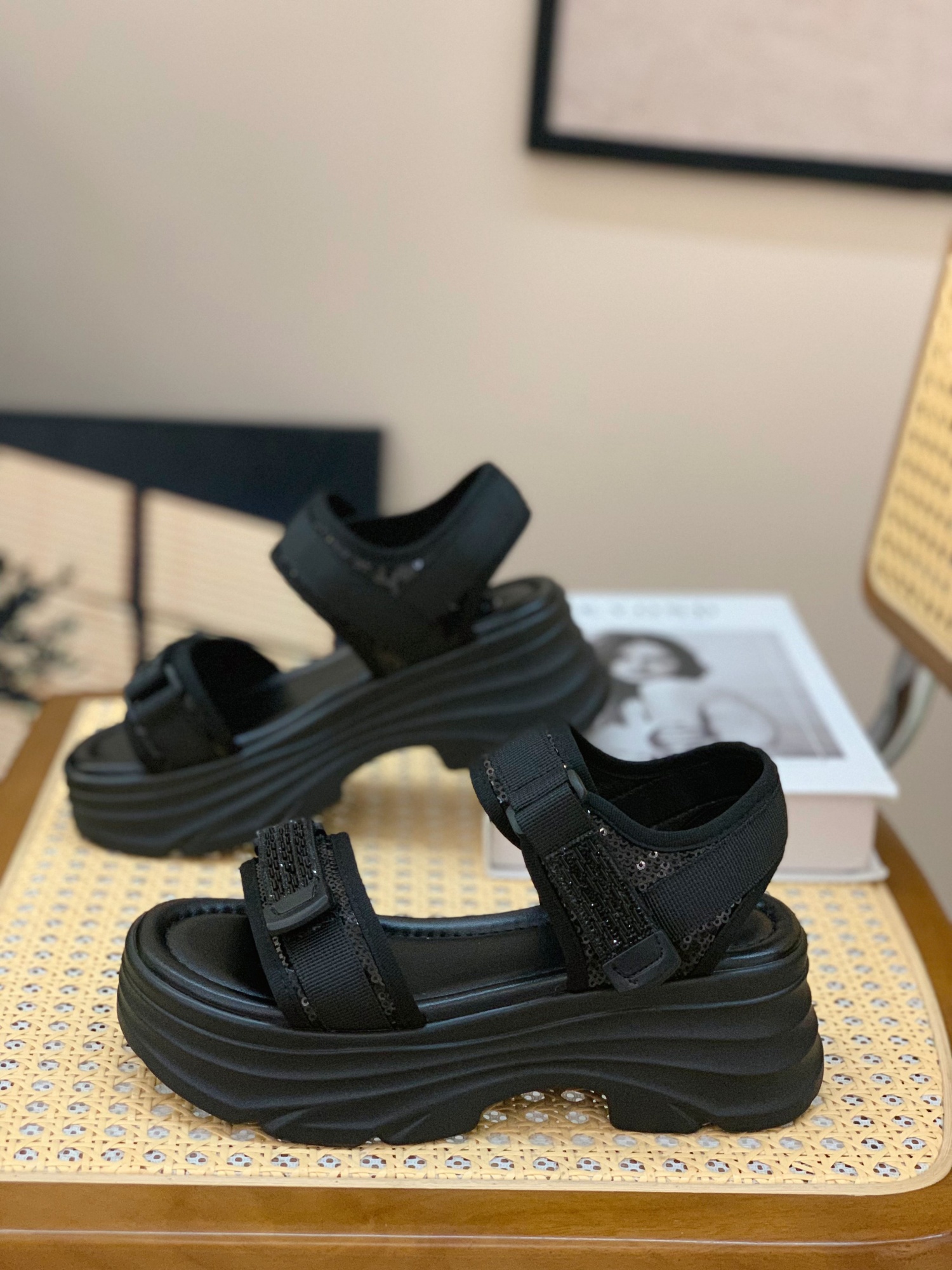 Lightweight Platform Roman Sandals for Women - Versatile Slip-On Beach Shoes with Velcro - Summer 2025 Fashion Lightweight Platform Roman Sandals for Women - Versatile Slip-On Beach Shoes with Velcro - Summer 2025 Fashion