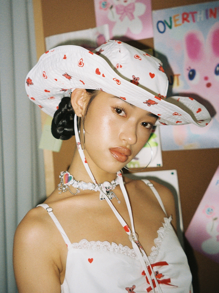 Lightweight UV Protection Love Heart Bear Sun Hat - Wide Brim Beach Hat for Summer Fashion, Cute Y2K Style Accessory Lightweight UV Protection Love Heart Bear Sun Hat - Wide Brim Beach Hat for Summer Fashion, Cute Y2K Style Accessory