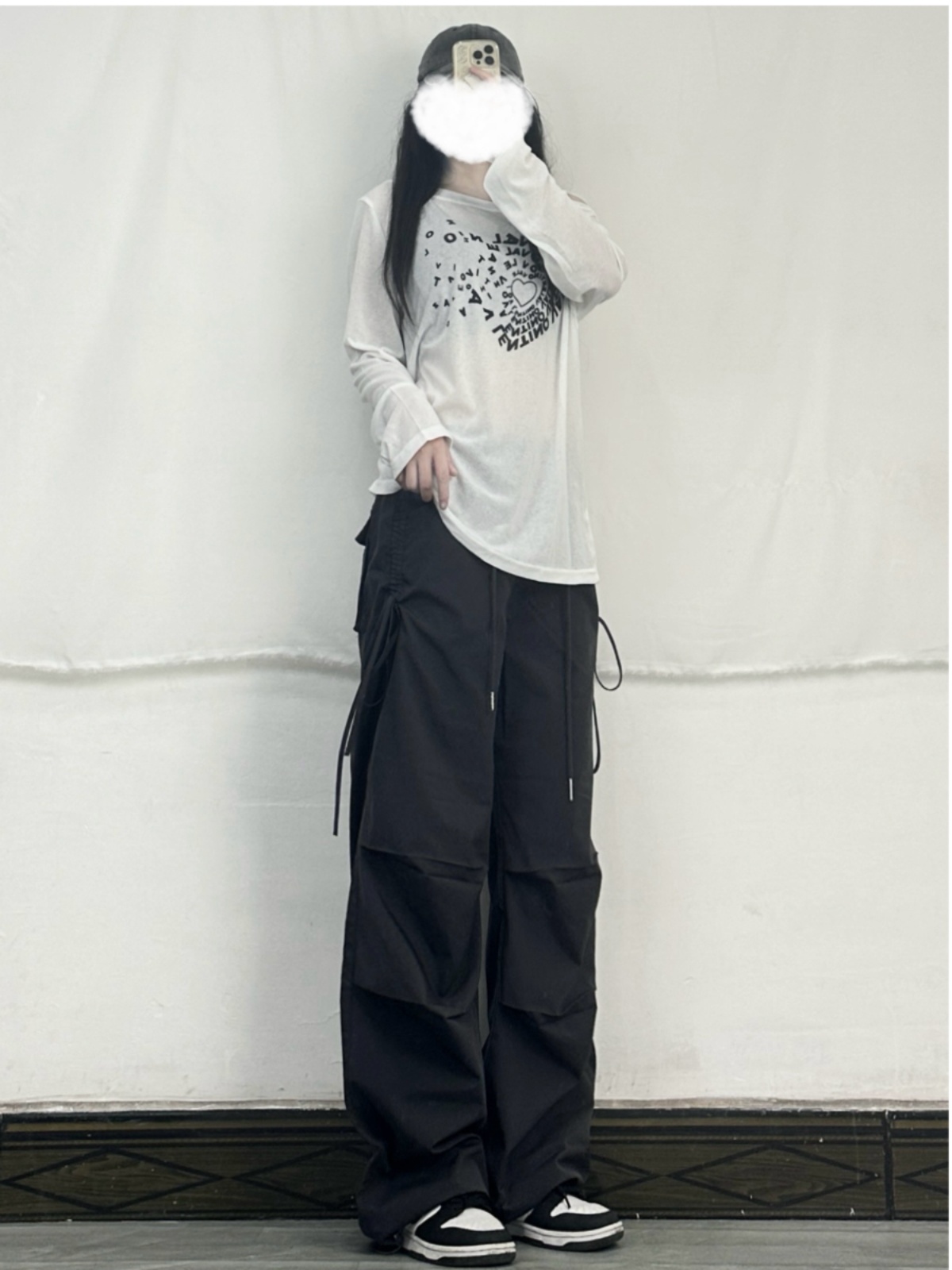 Loose Long-Sleeve T-Shirt for Women, Lazy Style with White Heart Print, Casual 90s-Inspired Fashion Top Loose Long-Sleeve T-Shirt for Women, Lazy Style with White Heart Print, Casual 90s-Inspired Fashion Top