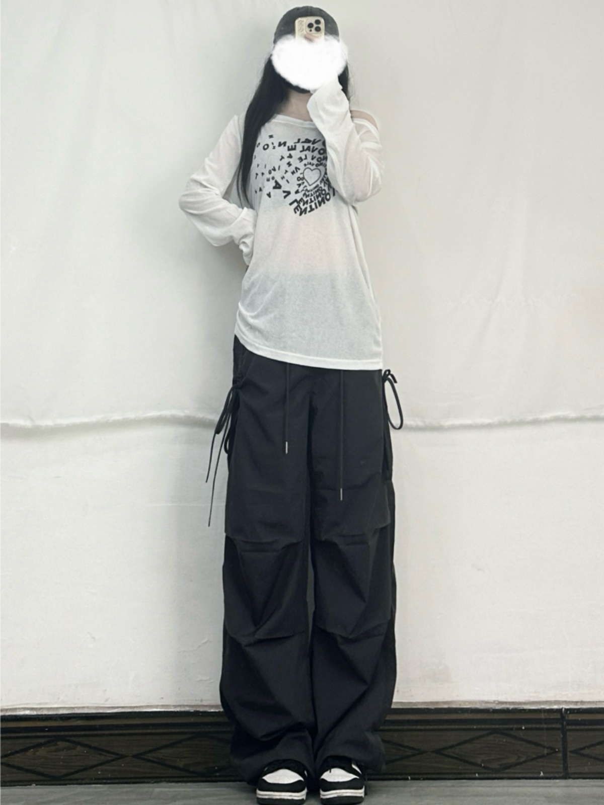 Loose Long-Sleeve T-Shirt for Women, Lazy Style with White Heart Print, Casual 90s-Inspired Fashion Top