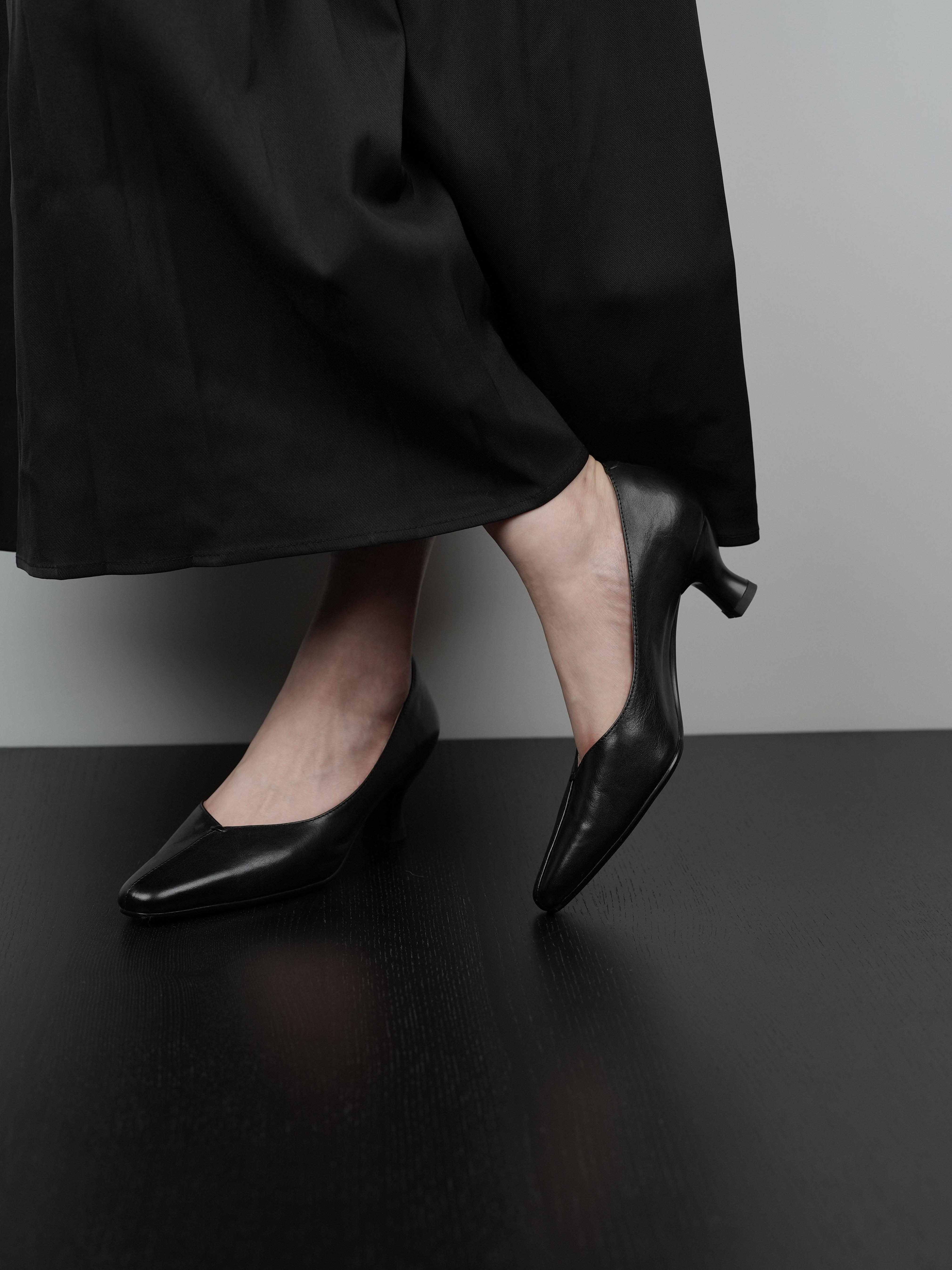 Mid-Heel Black Square Toe Shallow Mouth Women's Shoes - Versatile Office Footwear for Commuting and Everyday Style