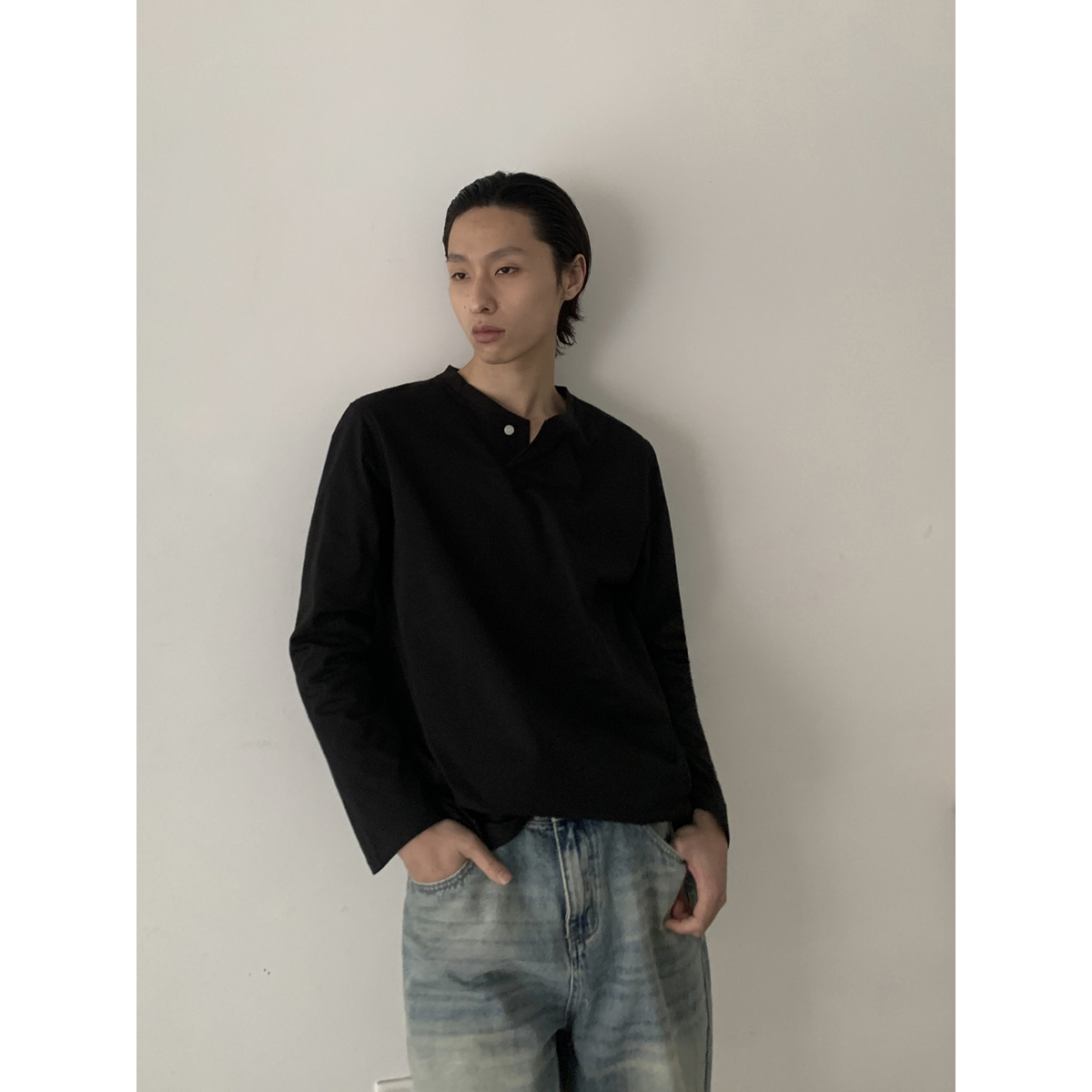 Minimalist Fitted Cotton Henley Long Sleeve T-shirt for Men and Women - American Vintage Commuter Style, Thin Cut, Unisex Fashion Minimalist Fitted Cotton Henley Long Sleeve T-shirt for Men and Women - American Vintage Commuter Style, Thin Cut, Unisex Fashion