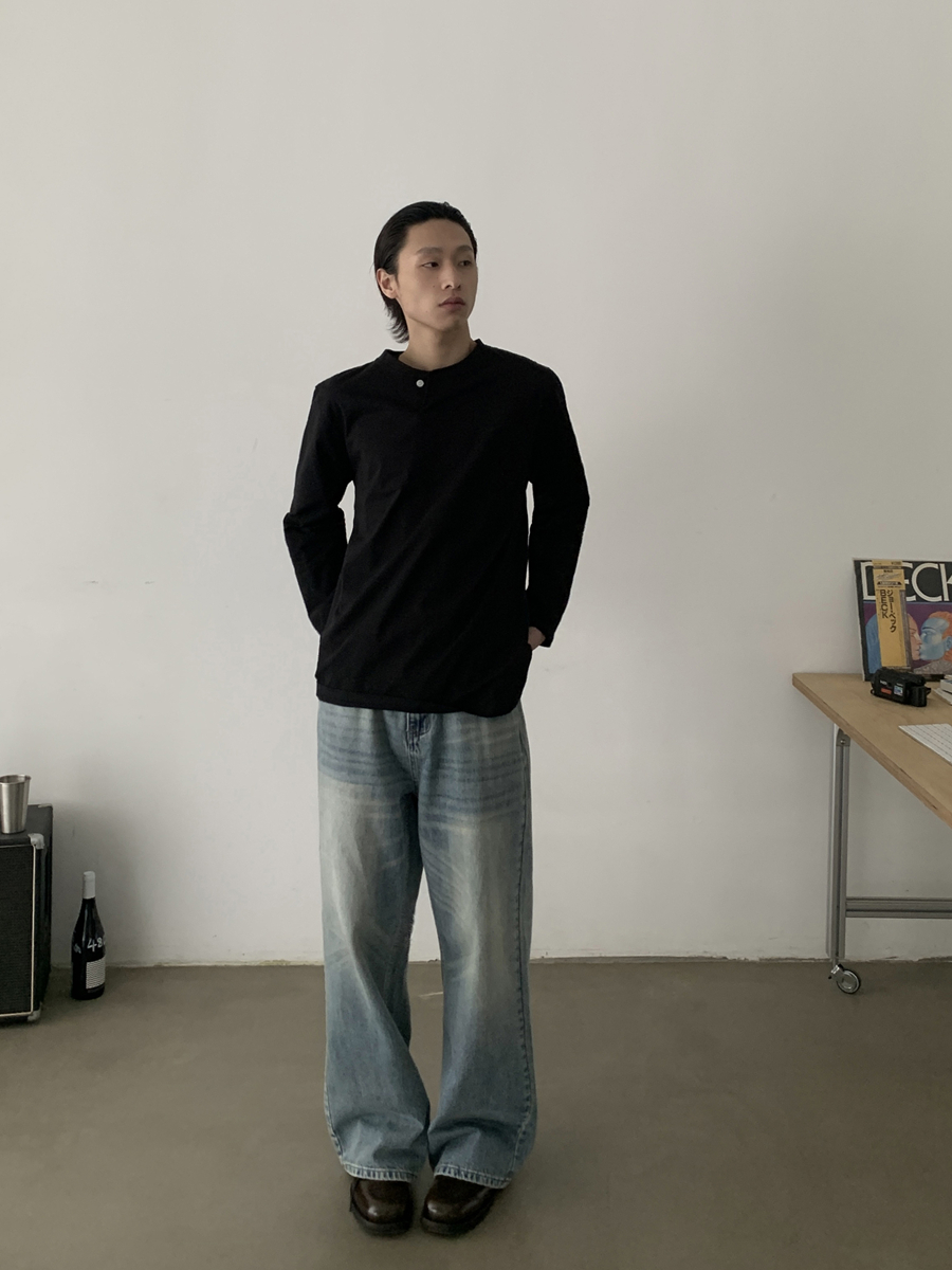 Minimalist Fitted Cotton Henley Long Sleeve T-shirt for Men and Women - American Vintage Commuter Style, Thin Cut, Unisex Fashion Minimalist Fitted Cotton Henley Long Sleeve T-shirt for Men and Women - American Vintage Commuter Style, Thin Cut, Unisex Fashion