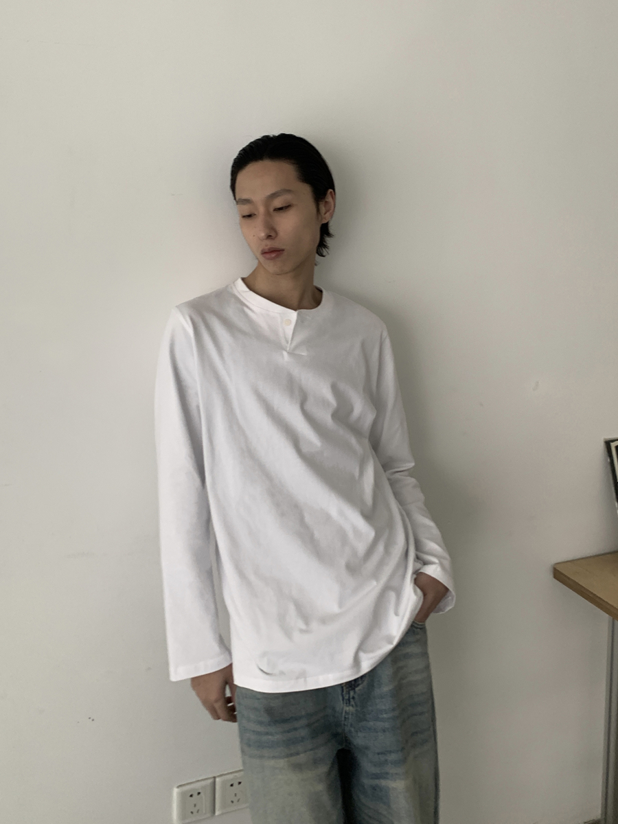 Minimalist Fitted Cotton Henley Long Sleeve T-shirt for Men and Women - American Vintage Commuter Style, Thin Cut, Unisex Fashion Minimalist Fitted Cotton Henley Long Sleeve T-shirt for Men and Women - American Vintage Commuter Style, Thin Cut, Unisex Fashion