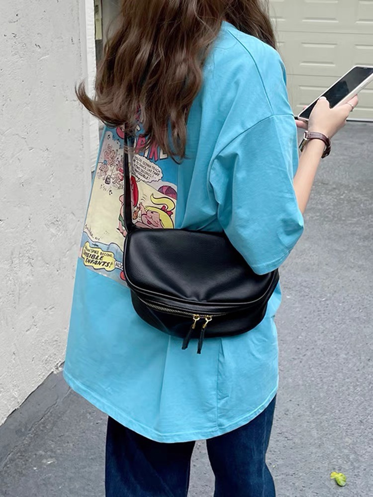 Minimalist Japanese Korean Fashion Pillow Bag - High-Quality Commuting Crossbody Shoulder Bag for Casual Versatile Women's Style Minimalist Japanese Korean Fashion Pillow Bag - High-Quality Commuting Crossbody Shoulder Bag for Casual Versatile Women's Style