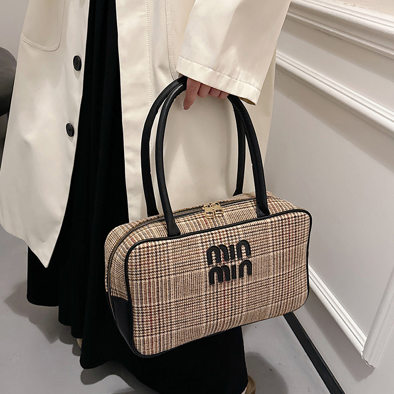 Minimalist Plaid Wool Shoulder Bag for Women - Versatile Large Capacity Tote for Autumn and Winter 2024 Minimalist Plaid Wool Shoulder Bag for Women - Versatile Large Capacity Tote for Autumn and Winter 2024