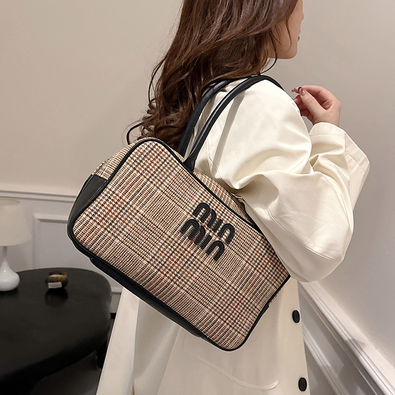 Minimalist Plaid Wool Shoulder Bag for Women - Versatile Large Capacity Tote for Autumn and Winter 2024 Minimalist Plaid Wool Shoulder Bag for Women - Versatile Large Capacity Tote for Autumn and Winter 2024