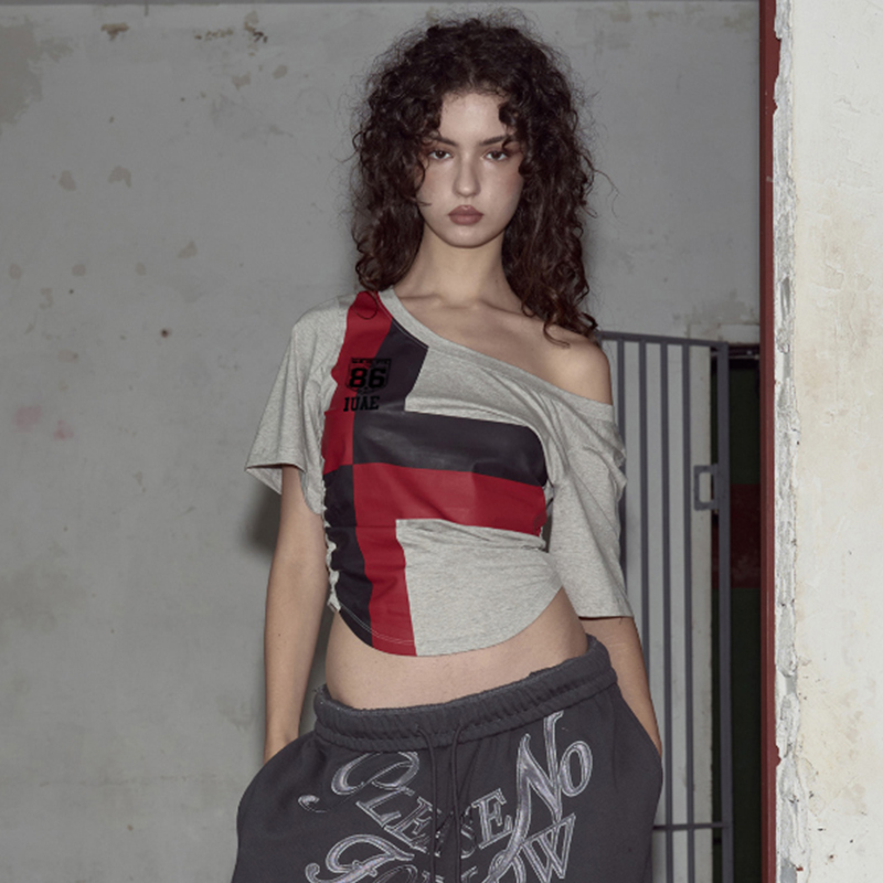 Off-Shoulder Color-Blocked Cross Print T-Shirt - Retro 90s Loose Fit Slim Sexy Short Top for Versatile Styling