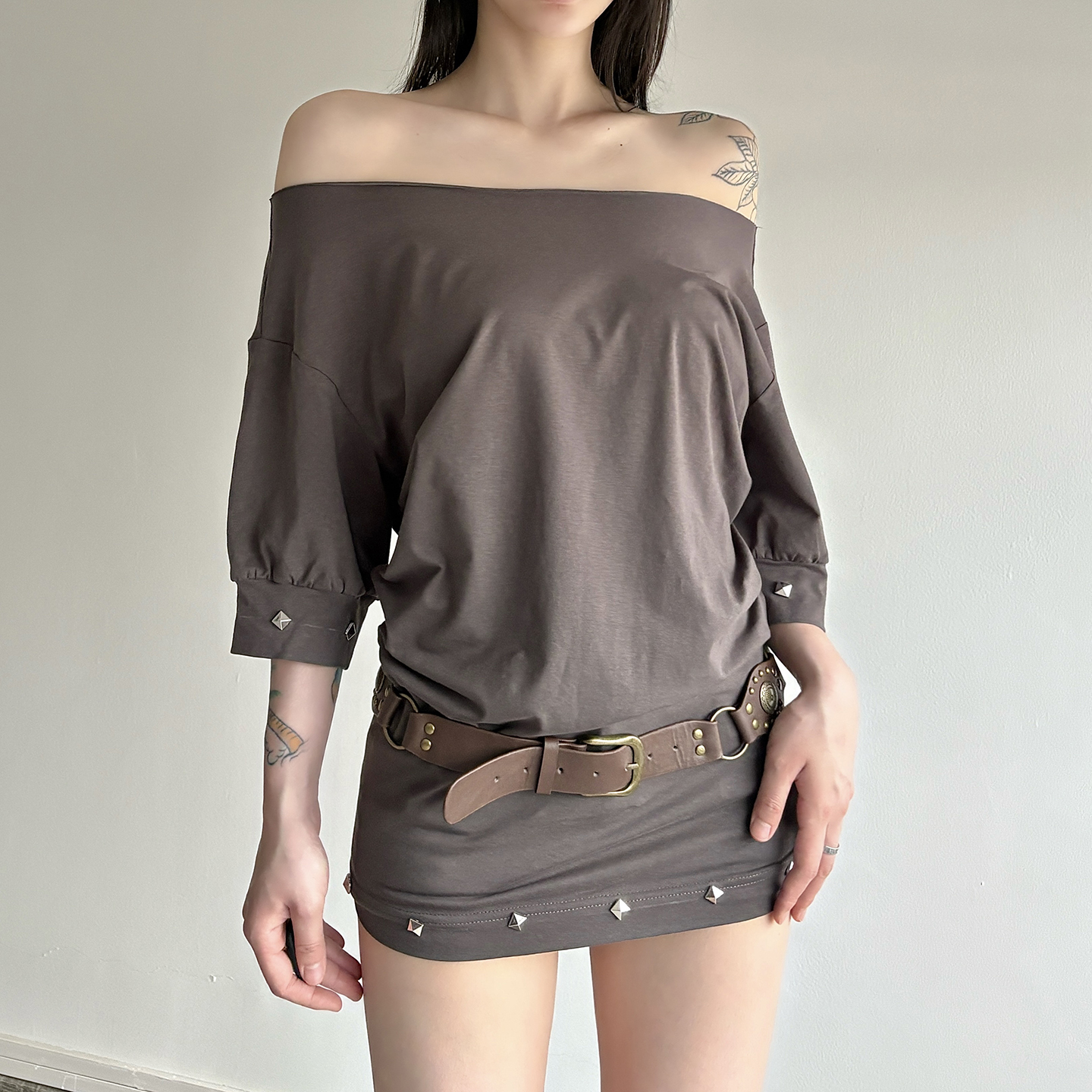Oversized Off-Shoulder Studded T-Shirt - Casual American Style Short-Sleeved Streetwear Top for Versatile Outfits