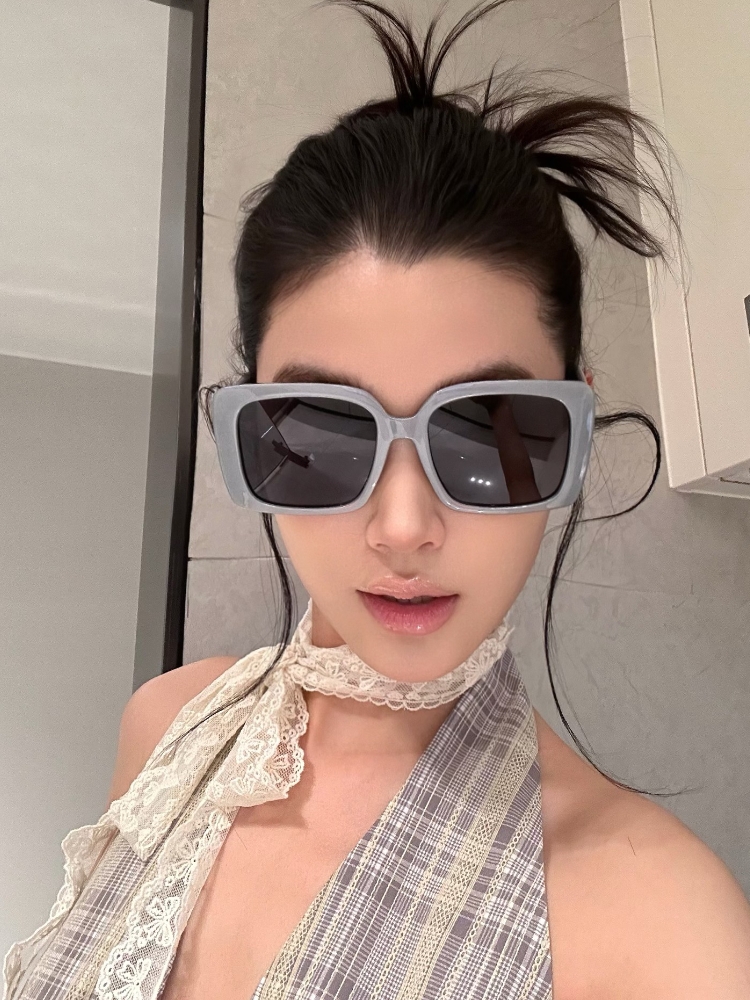 Oversized Square Gray Polarized Sunglasses for Women - UV Protection, Stylish Street Style, Flattering for Round Faces